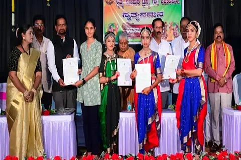 ಶಿಕಾರಿಪುರದಲ್ಲಿ ನೂಪುರ ಟ್ರಸ್ಟ್ ಆಯೋಜಿಸಿದ್ದ ಕಾರ್ಯಕ್ರಮದಲ್ಲಿ ಭರತನಾಟ್ಯ ವಿದ್ಯಾರ್ಥಿಗಳನ್ನು ಪುರಸ್ಕರಿಸಲಾಯಿತು. ವಿನಯ್ ಆರಾಧ್ಯ, ಪರಶುರಾಮ್, ಎನ್.ವಿ.ಈರೇಶ್, ಎನ್.ಚೈತನ್ಯ, ಸಾವಿತ್ರಮ್ಮ ಇತರರಿದ್ದರು.