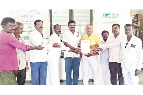 ಸಿಂಧನೂರಿನಲ್ಲಿ ಶಿರಸ್ತೇದಾರ್ ಅಂಬಾದಾಸ್‌ಗೆ ಸಿಪಿಐಎಂಎಲ್ ರೆಡ್‌ಸ್ಟಾರ್ ಹಾಗೂ ರೈತ ಸಂಘದ ತಾಲೂಕು ಘಟಕದಿಂದ ಮನವಿ ಸಲ್ಲಿಸಲಾಯಿತು.ಪ್ರಮುಖರಾದ ಎಂ. ಗಂಗಾಧರ, ಹನುಮಂತಪ್ಪ ಗೋಡಿಹಾಳ, ಎಚ್.ಆರ್.ಹೊಸಮನಿ, ಮುದಿಯಪ್ಪ ಹನುಮನಗರ ಕ್ಯಾಂಪ್, ನರಸಪ್ಪ ಕಟ್ಟಿಮನಿ, ರಂಗಪ್ಪ ಚಿಕ್ಕಬೇರ‌್ಗಿ, ಸಂಗಪ್ಪ, ರಾಜಶೇಖರ ಇದ್ದರು.
