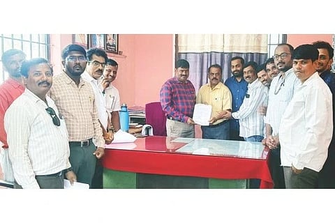 ಸಿಂಧನೂರಿನಲ್ಲಿ ಸಾರಿಗೆ ಘಟಕ ವ್ಯವಸ್ಥಾಪಕ ಹೊನ್ನಪ್ಪಗೆ ವಿವಿಧ ಖಾಸಗಿ ಕಾಲೇಜ್‌ಗಳು ಆಡಳಿತ ಮಂಡಳಿ ಸದಸ್ಯರು, ಉಪನ್ಯಾಸಕರು ಸೋಮವಾರ ಮನವಿ ಸಲ್ಲಿಸಿದರು. ಖಾಸಗಿ ಕಾಲೇಜ್‌ಗಳ ಆಡಳಿತ ಮಂಡಳಿ ಒಕ್ಕೂಟದ ತಾಲೂಕು ಅಧ್ಯಕ್ಷ ಎನ್.ಸತೀಶ, ವಿವಿಧ ಕಾಲೇಜ್‌ಗಳ ಆಡಳಿತ ಮಂಡಳಿಯ ಬಸವರಾಜ ಬಾದರ್ಲಿ, ಪರಶುರಾಮ ಮಲ್ಲಾಪುರ ಇತರರಿದ್ದರು.
