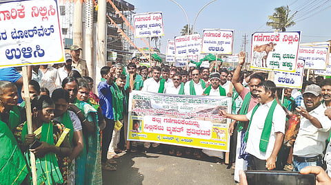 ಸೊರಬ ತಾಲೂಕಿನ ಎಣ್ಣೆಕೊಪ್ಪ ಗ್ರಾಮದಲ್ಲಿ ನಡೆಸುತ್ತಿರುವ ಗಣಿಗಾರಿಕೆಯನ್ನು ನಿಲ್ಲಿಸಬೇಕು ಎಂದು ಆಗ್ರಹಿಸಿ ವಿವಿಧ ಗ್ರಾಮಸ್ಥರು ಆನವಟ್ಟಿಯಲ್ಲಿ ಪ್ರತಿಭಟನೆ ನಡೆಸಿದರು. ರುದ್ರಪ್ಪ ಕಡ್ಲೇರ್​, ಹೊನ್ನಪ್ಪ, ವಿಜಯೇಂದ್ರ ಗೌಡ, ಸುಭಾಶ್ಚಂದ್ರ, ಮಂಜು ಇತರರಿದ್ದರು.