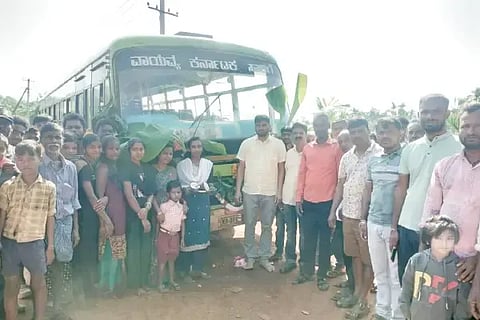 ಸೊರಬ ಚಂದ್ರಗುತ್ತಿ ಸಮೀಪದ ಹೊರಬೈಲು ಗ್ರಾಮದಲ್ಲಿ ಸರ್ಕಾರಿ ಬಸ್ ಸಂಚಾರಕ್ಕೆ ತಾಪಂ ಮಾಜಿ ಸದಸ್ಯ ಸುನೀಲ್ ಗೌಡ ಗ್ರಾಮಸ್ಥರ ಸಮ್ಮುಖದಲ್ಲಿ ಚಾಲನೆ ನೀಡಿದರು. ರವಿ ಹೊರಬೈಲು, ಅಶೋಕ್ ಗೌಡ, ಹಾಲಮ್ಮ ಇತರರಿದ್ದರು.