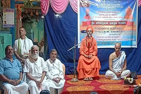 ಸೊರಬದಲ್ಲಿ ಆಯೋಜಿಸಿದ್ದ ಭಗವದ್ಗೀತಾ ಅಭಿಯಾನ ಸಪ್ತಾಹದ ಸಮಾರೋಪ ಸಮಾರಂಭದಲ್ಲಿ ಜಡೆ ಸಂಸ್ಥಾನ ಮಠದ ಶ್ರೀ ಮಹಾಂತ ಸ್ವಾಮೀಜಿ ಮಾತನಾಡಿದರು. ಅನಂತಮೂರ್ತಿ ಭಟ್, ಪಾಣಿ ರಾಜಪ್ಪ, ಕಾಳಿಂಗರಾಜ್ ಇತರರಿದ್ದರು.