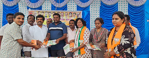 ವಿಜಯಪುರದ ಅಂಗತಟ್ಟಿ ನಂಜುಂಡಪ್ಪ ವೃತ್ತದಲ್ಲಿ ಹಮ್ಮಿಕೊಂಡಿದ್ದ ಕೇಂದ್ರ ಸರ್ಕಾರದ ಯೋಜನೆಗಳ ಅರಿವು ಮೂಡಿಸುವ ಕಾರ್ಯಕ್ರಮಕ್ಕೆ ಬಿಜೆಪಿ ತಾಲೂಕು ಅಧ್ಯಕ್ಷ ಅಂಬರೀಶ್​ ಗೌಡ ಚಾಲನೆ ನೀಡಿದರು. ಟೌನ್​ ಬಿಜೆಪಿ ಅಧ್ಯಕ್ಷ ವೆಂಕಟೇಶ್​ ಪ್ರಭು ಮತ್ತಿತರರು ಇದ್ದರು.