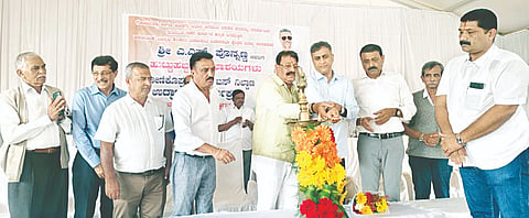ಗೋಣಿಕೊಪ್ಪ ನೂತನ ಬಸ್ ನಿಲ್ದಾಣ ಉದ್ಘಾಟನಾ ಸಮಾರಂಭದಲ್ಲಿ ಶಾಸಕ   ಎ.ಎಸ್.ಪೊನ್ನಣ್ಣ ಹಾಗೂ ಸುಜಾ ಕುಶಾಲಪ್ಪ ಜ್ಯೋತಿ ಬೆಳಗಿಸಿದರು. ಪ್ರಮೋದ್ ಗಣಪತಿ,  ಪ್ರಶಾಂತ್, ಬಾಲ ಅಪ್ಪಣ್ಣ ,  ಮೀದೆರೀರ ನವೀನ್, ಪಿ.ಕೆ.ಪೊನ್ನಪ್ಪ, ಅಜಿತ್ ಅಯ್ಯಪ್ಪ, ವಿಜಯ್ ಗಣಪತಿ ಇದ್ದರು. 
