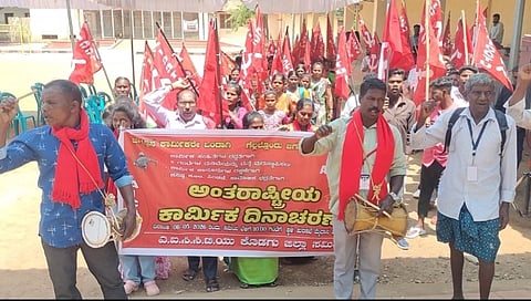 ಅಂತಾರಾಷ್ಟ್ರೀಯ ಕಾರ್ಮಿಕ ದಿನಾಚರಣೆ ಪ್ರಯುಕ್ತ ವಿರಾಜಪೇಟೆ ಪಟ್ಟಣದಲ್ಲಿ ಎಐಸಿಸಿಟಿಯು ವತಿಯಿಂದ ಬೃಹತ್ ಜಾಥಾ ಹಮ್ಮಿಕೊಳ್ಳಲಾಗಿತ್ತು. ಎಂ.ಕೆ. ಮೋಹನ್, ಗೌರಿ, ಕ್ಲಿಪ್ಟನ್ ರೋಜರಿಯೋ ಇತರರಿದ್ದರು.