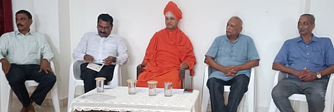 ಹೊಂಬೆಳಕು ಕಿರಣ ೨೪೪ ನೇ ಮಾಸಿಕ ತತ್ವಚಿಂತನಾಗೋಷ್ಠಿ  ನಡೆಯಿತು. ಕೃಷ್ಣಜೈತನ್ಯ. , ಡಾ.ಎಸ್.ವಿ.ನರಸಿಂಹನ್  , ಶಾಂತಮಲ್ಲಿಕಾರ್ಜುನ ಸ್ವಾಮೀಜಿ , ಎನ್.ಎಂ.ರಾಜೇಶ್ , ಎಸ್.ಎಲ್.ಮಹದೇವಪ್ಪ  ಇದ್ದರು.