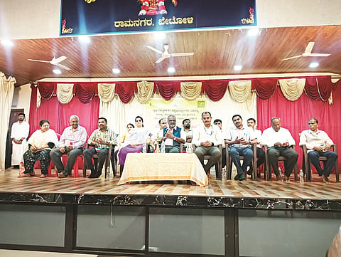  ಬೇಟೋಳಿ ಗ್ರಾಮದ ಪುದುಪಾಡಿ ಅಯ್ಯಪ್ಪ ಸಭಾ ಭವನದಲ್ಲಿ ಆಯೋಜಿಸಿದ್ದ ವಿಚಾರ ಸಂಕಿರಣವನ್ನು ಪೂಜಾ ಸಜೇಶ್ ಉದ್ಘಾಟಿಸಿದರು. ಡಾ.ಸೋಮಶೇಖರ್, ಡಾ.ಕೆಂಚಾರೆಡ್ಡಿ, ಡಾ.ಶಿವಕುಮಾರ್, ಡಾ. ಜಡೇಗೌಡ, ಡಾ.ವೀರೇಂದ್ರಕುಮಾರ್, ಡಾ.ಪ್ರಭಾಕರ್, ಡಾ ರಾಜಣ್ಣ ಇದ್ದರು. 