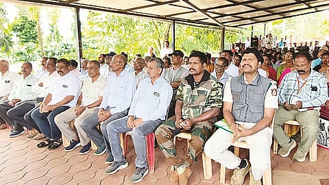 ಕೆದಮುಳ್ಳೂರು ಗ್ರಾಮ ಸಭೆಯಲ್ಲಿ ವಿವಿಧ ಇಲಾಖೆ ಸಿಬ್ಬಂದಿ ಹಾಗೂ ಗ್ರಾಮಸ್ಥರು ಹಾಜರಿದ್ದರು.