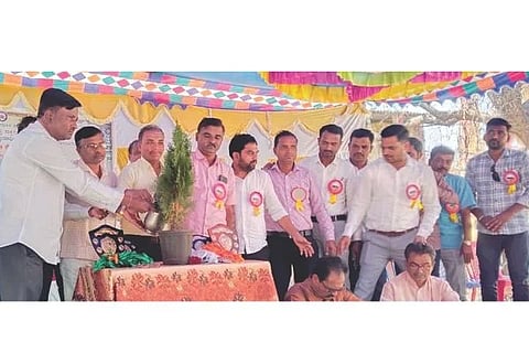 ಯಲಬುರ್ಗಾದಲ್ಲಿ ತಾಲೂಕು ಕ್ಲಸ್ಟರ್ ಮಟ್ಟದ ಪ್ರಾಥಮಿಕ ಹಾಗೂ ಪ್ರೌಢಶಾಲೆಗಳ ಪ್ರತಿಭಾ ಕಾರಂಜಿ ಹಾಗೂ ಕಲೋತ್ಸವ ಕಾರ್ಯಕ್ರಮ ಉದ್ಘಾಟಿಸಲಾಯಿತು. ಪ್ರಾಥಮಿಕ ಶಾಲಾ ಶಿಕ್ಷಕರ ಸಂಘದ ಅಧ್ಯಕ್ಷ ಎಸ್.ವಿ.ಧರಣಾ, ಬಿಆರ್‌ಪಿಯ ಹುಸೇನ್ ಭಗವಾನ, ಮುಖ್ಯ ಶಿಕ್ಷಕರ ಸಂಘದ ಅಧ್ಯಕ್ಷ ಶರಣಯ್ಯ ಸರಗಣಾಚಾರ, ಪ್ರೌಢಶಾಲಾ ಶಿಕ್ಷಕರ ಸಂಘದ ಅಧ್ಯಕ್ಷ ಚಂದ್ರಶೇಖರ ಬಳಿಗಾರ, ಶಿಕ್ಷಕ ಶಶಿಧರ ಮಾಲಿಪಾಟೀಲ ಇತರರಿದ್ದರು.