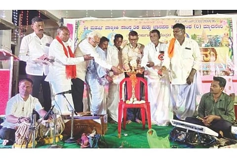 ಚಿಕ್ಕವಂಕಲಕುಂಟಾ ಮಾರುತೇಶ್ವರ ಜಾತ್ರಾ ಮಹೋತ್ಸವದ ಅಂಗವಾಗಿ ಆಯೋಜಿಸಿದ್ದ ಸಂಗೀತ ರಸಮಂಜರಿ ಕಾರ್ಯಕ್ರಮಕ್ಕೆ ಉಪತಹಸೀಲ್ದಾರ್ ವಿಜಯಕುಮಾರ ಚಾಲನೆ ನೀಡಿದರು. ದೇವಸ್ಥಾನದ ವ್ಯವಸ್ಥಾಪಕ ಚಂದಪ್ಪ ಕುರಿ, ಎಸ್ಡಿಎಂಸಿ ಅಧ್ಯಕ್ಷ ಬಾಲಪ್ಪ ಕುರಿ, ಮಹಾಲಿಂಗಪ್ಪ ಗುಡದೂರು, ರವೀಂದ್ರ ಗೌಡ್ರು, ಡಿ.ಎಸ್.ಪೂಜಾರ, ಕಲಾವಿದರಾದ ಸುಭಾಸಚಂದ್ರ ಲಿಂಗದಹಳ್ಳಿ ಇತರರಿದ್ದರು. 