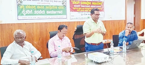 ಯಲಬುರ್ಗಾದಲ್ಲಿ ಹಮ್ಮಿಕೊಂಡಿದ್ದ ಹತ್ತಿ ಬೆಳೆಯಲ್ಲಿ ನೂತನ ತಾಂತ್ರಿಕತೆಗಳ ಕುರಿತ ತರಬೇತಿ ಕಾರ್ಯಾಗಾರದಲ್ಲಿ ಕೃಷಿ ವಿಶ್ವವಿದ್ಯಾಲಯ ಸಹ ವಿಸ್ತೀರ್ಣ ನಿರ್ದೇಶಕ ಡಾ.ಜಯಪ್ರಕಾಶ ಮೋಹನ ನಿಡಗುಂದಿ ಮಾತನಾಡಿದರು. ಕೃಷಿ ವಿಸ್ತೀರ್ಣ ಶಿಕ್ಷಣ ಕೇಂದ್ರದ ಮುಖ್ಯಸ್ಥ ಡಾ.ಬದರಿ ಪ್ರಸಾದ, ಆಡಳಿತ ಮಂಡಳಿ ಸದಸ್ಯ ತಿಮ್ಮಣ್ಣ ಚವಡಿ, ಸಹಾಯಕ ಕೃಷಿ ನಿರ್ದೇಶಕ ಪ್ರಮೋದ ತುಂಬಳ ಇತರರಿದ್ದರು.