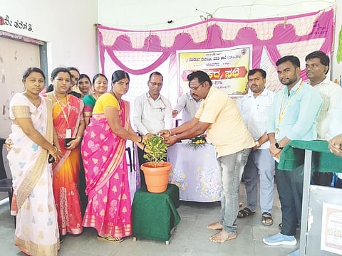 ಯಲಬುರ್ಗಾದ ಮುರಾರ್ಜಿ ದೇಸಾಯಿ ವಸತಿ ಶಾಲೆಯಲ್ಲಿ ಶನಿವಾರ ಏರ್ಪಡಿಸಿದ್ದ ಪಾಲಕರ ಸಭೆಯನ್ನು ಪ್ರಾಚಾರ್ಯ ರೇವಪ್ಪ ತೇಲಿ ಉದ್ಘಾಟಿಸಿದರು. 