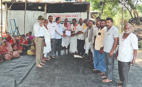 ಹುನಗುಂದ ತಾಲೂಕಿನ ಇದ್ದಲಗಿ ಗ್ರಾಮದಲ್ಲಿ ಅನಿರ್ದಿಷ್ಟಾವಧಿ ಧರಣಿ ಸ್ಥಳಕ್ಕೆ ನಾರಾಯಣಪುರ ಪುನರ್ವಸತಿ ಹಾಗೂ ಪುನರ್ನಿರ್ಮಾಣ ಇಲಾಖೆ ಸಹಾಯಕ ಕಾರ್ಯನಿರ್ವಾಹಕ ಅಭಿಯಂತರ ಮಲ್ಲಿಕಾರ್ಜುನ ಕೆಂದೊಳ್ಳಿ ಭೇಟಿ ನೀಡಿ ಸಂತ್ರಸ್ತರ ಬೇಡಿಕೆಯ ಮನವಿ ಪತ್ರವನ್ನು ಸ್ವೀಕರಿಸಿದರು. ಶರಣಪ್ಪ ಮುಳ್ಳೂರ, ಹಸನಸಾಬ ಪಿಂಜಾರ, ಹಬೀಸಾಬ ಮುಲ್ಲಾ ಇತರರಿದ್ದರು.