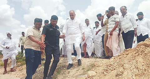 ಎಂಎಲ್ಸಿ ಎನ್.ಎಸ್ ಬೋಸರಾಜುಗೆ ವಟಗಲ್ ಗ್ರಾಮದ ರೈತರು 5ಎ ನಾಲೆ ಕಾಮಗಾರಿ ತ್ವರಿತ ಆರಂಭಿಸುವಂತೆ ಮನವಿ ಮಾಡಿದರು. 
