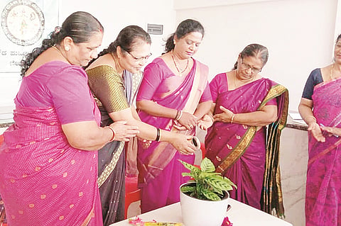 ಚೇರಂಬಾಣೆ ಗೌಡ ಸಮಾಜದಲ್ಲಿ ಆಯೋಜಿಸಿದ್ದ ಅಂತಾರಾಷ್ಟ್ರೀಯ ಸಾಕ್ಷರತಾ ದಿನವನ್ನು ಗಿಡಕ್ಕೆ ನೀರು ಹಾಕುವ ಮೂಲಕ  ಮುಕ್ಕಾಟಿ ಗಂಗಮ್ಮ ಮಾದಪ್ಪ ಉದ್ಘಾಟಿಸಿದರು. ತುಳಸಿ ಮೋಹನ್, ಹೊಸೊಕ್ಲು ಲತಾ ಮೊಣ್ಣಪ್ಪ, ಅಣ್ಣೆಚ್ಚಿರ ಭೋಜಮ್ಮ ಕುಶಾಲಪ್ಪ, ಕೂರನ ಸುಶೀಲಾ ಅಪ್ಪಾಜಿ, ಬೈಮನ ಜ್ಯೋತಿ ತಿಮ್ಮಯ್ಯ ಇತರರಿದ್ದರು.