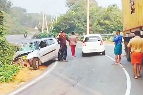 ಮೈಸೂರು-ಮಂಗಳೂರು ರಾಷ್ಟ್ರೀಯ ಹೆದ್ದಾರಿಯಲ್ಲಿನ ದೇವರಕೊಲ್ಲಿ ಬಳಿ ಸಂಭವಿಸಿದ ರಸ್ತೆ ಅಪಘಾತದಿಂದ ಜಖಂ ಗೊಂಡ ಕಾರು.