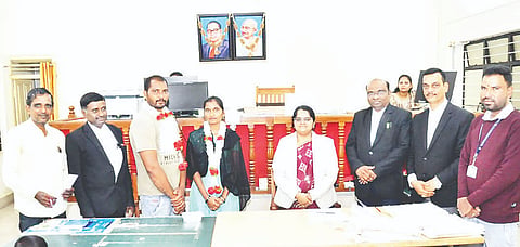  ನಂಜನಗೂಡು ತಾಲೂಕಿನ ಪ್ರಧಾನ ಸಿವಿಲ್ ನ್ಯಾಯಾಲಯದಲ್ಲಿ ಒಂದಾದ ದಂಪತಿ. ನ್ಯಾಯಾಧೀಶೆ ಶ್ರುತಿ, ಎಂ.ಎ.ಷಣ್ಮುಖ, ಮುತ್ತುರಾಜು, ಎಸ್.ಶೇಖರ್ ಇದ್ದರು.
