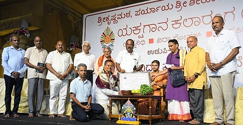 ‘ಕೊಂಡದಕುಳಿ ರಾಮ ಹೆಗಡೆ’ ಪ್ರಶಸ್ತಿ ಮತ್ತು ‘ಉತ್ತರ ಕನ್ನಡ ಯಕ್ಷಶ್ರೀ’ ಪ್ರಶಸ್ತಿಯನ್ನು ಪರ್ಯಾಯ ಶೀರೂರು ಮಠಾಧೀಶ ಶ್ರೀ ವೇದವರ್ಧನತೀರ್ಥ ಶ್ರೀಪಾದರು ಯಕ್ಷಗಾನ ಕಲಾರಂಗಕ್ಕೆ ಪ್ರದಾನ ಮಾಡಿದರು. 
