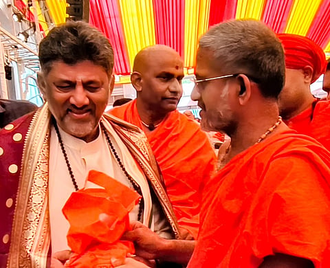  ಶಿವಕುಮಾರ್ ಅವರನ್ನು ಶ್ರೀ ವಿಶ್ವಪ್ರಸನ್ನ ತೀರ್ಥ ಸ್ವಾಮೀಜಿ ಆಶೀರ್ವದಿಸಿದರು. 