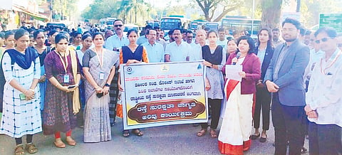 ಅಂಕೋಲಾದಲ್ಲಿ ಶುಕ್ರವಾರ ಏರ್ಪಡಿಸಿದ್ದ ರಸ್ತೆ ಸುರಕ್ಷತಾ ಜಾಗೃತಿ ಕಾರ್ಯಕ್ರಮದಲ್ಲಿ ನ್ಯಾ. ಪ್ರೀಯಾ ಜೊಗಳೇಕರ ಮಾತನಾಡಿದರು. ತಹಸೀಲ್ದಾರ್ ಡಾ.ಚಿಕ್ಕಪ್ಪ ನಾಯಕ, ಚಂದ್ರಶೇಖರ ಮಠಪತಿ, ಶಿಲ್ಪಾ ನಾಯ್ಕ, ಡಾ.ಜಗದೀಶ ನಾಯ್ಕ, ಮಂಜುನಾಥ ನಾಯ್ಕ, ಪ್ರತಿಮಾ ನಾಯ್ಕ, ಮಮತಾ ಕೆರೆಮನೆ, ನಿತ್ಯಾನಂದ ಕವರಿ, ಬಿ.ಡಿ.ನಾಯ್ಕ, ಉಮೇಶ ನಾಯ್ಕ ಇತರರಿದ್ದರು.