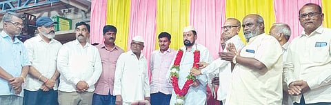 ಹುಟ್ಟೂರಾದ ನಾಗನೂರ ಪಿ.ಕೆ.ಗ್ರಾಮಕ್ಕೆ ಸಚಿವ ಲಕ್ಷ್ಮಣ ಸವದಿ ಆಗಮಿಸಿದ ಹಿನ್ನೆಲೆಯಲ್ಲಿ ಗ್ರಾಮಸ್ಥರು ಸನ್ಮಾನಿಸಿದರು. ಶಿವು ಗುಡ್ಡಾಪುರ, ಗಂಗಪ್ಪ ಬಿಳ್ಳೂರ, ರಮೇಶ ಸವದಿ, ಬಸಪ್ಪ ಚೌಗಲಾ ಇತರರಿದ್ದರು.