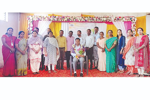 ಐನಾಪುರ ಪಟ್ಟಣದ ಶಾಂತಿಸಾಗರ ಆಂಗ್ಲ ಮಾಧ್ಯಮ ಶಾಲೆಯ ಸಭಾಭವನದಲ್ಲಿ ರಾಹುಲ ಕಟಗೇರಿ ಅವರನ್ನು ಸನ್ಮಾನಿಸಲಾಯಿತು. ಬಾಬುರಾವ ಮೋಳೆಕರ, ಸರಸ್ವತಿ ಬ್ಯಾಡಗಿ ಇತರರಿದ್ದರು.