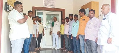 ಟ್ರ್ಯಾಕ್ಟರ್ ಬಾಡಿಗೆ, ಕಬ್ಬು ಕಟಾವು ಕಾರ್ಮಿಕರ ವೇತನ ನೀಡುವಂತೆ ಆಗ್ರಹಿಸಿ ಬೀರೇಶ್ವರ ಸಕ್ಕರೆ ಕಾರ್ಖಾನೆ ಕಚೇರಿಗೆ ಬೀಗ ಹಾಕಿ ಪ್ರತಿಭಟನೆ ನಡೆಸಿಸಲಾಯಿತು. ಬಾಬುರಾವ ಪಾಟೀಲ, ಬಸವರಾಜ ತಳವಾರ, ವಿಠ್ಠಲ ನಡಹಟ್ಟಿ, ಕರಿಯಪ್ಪ ಬಬಲ್ಯಾಗೋಳ ಇತರರಿದ್ದರು.