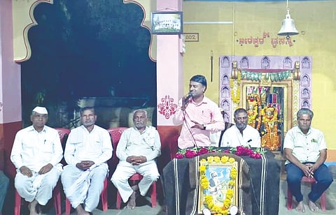 ಬಾಡಗಿ ಬೀರಲಿಂಗೇಶ್ವರ ದೇವಸ್ಥಾನದಲ್ಲಿ ಕನಕ ಜಯಂತಿ ಆಚರಿಸಲಾಯಿತು. ಸದಾನಂದ ಮಾಡಗ್ಯಾಳ, ಸಂಗಯ್ಯ ಹಿರೇಮಠ ಇತರರಿದ್ದರು.