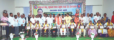 ಅಥಣಿಯಲ್ಲಿ ಸರ್ಕಾರಿ ಪ್ರಾಥಮಿಕ ಶಿಕ್ಷಕರ ಸಂಘದ ಪದಾಧಿಕಾರಿಗಳನ್ನು ಸನ್ಮಾನಿಸಲಾಯಿತು. ಮರುಳಸಿದ್ಧ ಸ್ವಾಮೀಜಿ, ಚಂದ್ರಶೇಖರ ನುಗ್ಗಲಿ, ಜಿ.ಎಂ.ಹಿರೇಮಠ, ಪಂಡಿತ ಮಾಳಿ ಇತರರಿದ್ದರು.
