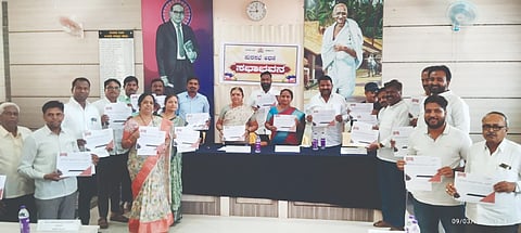 ಅಥಣಿ ಪಟ್ಟಣದ ಪುರಸಭೆಯಲ್ಲಿ ಹಮ್ಮಿಕೊಂಡಿದ್ದ ಬಜೆಟ್ ಮಂಡನೆಯಲ್ಲಿ ಶಿವಲೀಲಾ ಬುಟಾಳೆ, ಭುವನೇಶ್ವರಿ ಯಂಕಚ್ಚಿ, ದತ್ತಾ ವಾಸ್ಟರ್, ಅಶೋಕ ಗುಡಿಮನಿ, ಸಂತೋಷ ಸಾವಡಕರ, ರಾಜು ಗುಡೋಡಗಿ, ಪ್ರಮೊದ ಬಿಳ್ಳೂರ ಇತರರಿದ್ದರು.