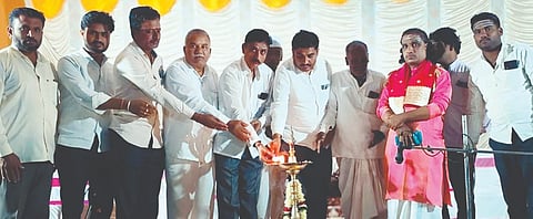 ಕೊಕಟನೂರ ವೀರಭದ್ರೇಶ್ವರ ಜಾತ್ರಾ ಮಹೋತ್ಸವ ಪ್ರವಚನ ಸಮಾರಂಭವನ್ನು ಜಿಪಂ ಮಾಜಿ ಸದಸ್ಯ ಸಿದ್ದಪ್ಪ ಮುದಕಣ್ಣವರ ಉದ್ಘಾಟಿಸಿದರು. ಗುರುನಾಥ ಶಾಸಿö, ಗುರುಮೂರ್ತಯ್ಯ ಕಾಡದೇವರಮಠ, ಮಲಗೌಡ ನೇಮಗೌಡ ಇತರರಿದ್ದರು.