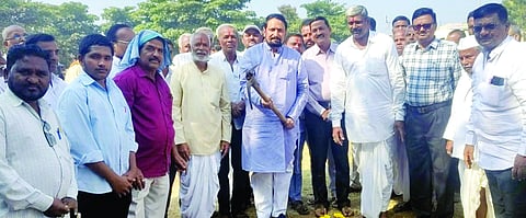  ರಡ್ಡೇರಹಟ್ಟಿ ಗ್ರಾಮದ ಸರ್ಕಾರಿ ಶಾಲೆ ಆವರಣದಲ್ಲಿ ಗ್ರಂಥಾಲಯ ನಿರ್ಮಾಣ ಕಾಮಗಾರಿಗೆ ಶಾಸಕ ಲಕ್ಷ್ಮಣ ಸವದಿ ಚಾಲನೆ ನೀಡಿದರು. ಬಿ.ಬಿ.ಬಿಸಲಾಪುರ, ಅದೃಶಪ್ಪ ಬೆಳ್ಳಂಕಿ, ಮುರಗೆಪ್ಪ ಬಾವಿ, ಜ್ಞಾನೇಶ್ವರ ಖೋತ ಇತರರಿದ್ದರು.