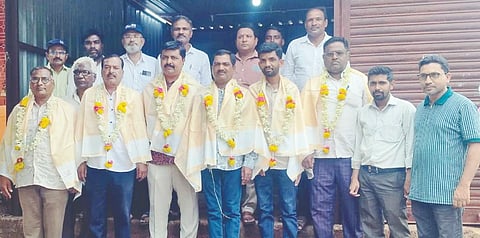ಬಸವಕಲ್ಯಾಣದಲ್ಲಿ ಕರ್ನಾಟಕ ರಾಜ್ಯ ಅನುಮತಿ ಪಡೆದ ವಿದ್ಯುತ್​ ಗುತ್ತಿಗೆದಾರರ ಸಂದ ತಾಲೂಕು ಸಮಿತಿ ನೂತನ ಪದಾಧಿಕಾರಿಗಳನ್ನು ಮಂಗಳವಾರ ಸನ್ಮಾನಿಸಲಾಯಿತು.