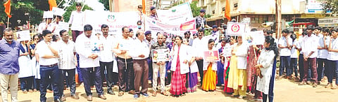 : ಅಭಯ ದಿನದ ನಿಮಿತ್ತ  ಬಸವಕಲ್ಯಾಣ ಪ್ರಸೂತಿ ಮತ್ತು ಸ್ತ್ರೀರೋಗ ತಜ್ಞರ  ಸೂಸೈಟಿ ನೇತೃತ್ವದಲ್ಲಿ ಬಸವಕಲ್ಯಾಣದಲ್ಲಿ ಭಾನುವಾರ ಆಯೋಜಿಸಿದ್ದ ಜಾಗೃತಿ ರ್ಯಾಲಿಯಲ್ಲಿ ಬಿಕೆಒಜಿಎಸ್​ ಅಧ್ಯಕ್ಷೆ ಡಾ.ಶಾಂತಾ ದುರ್ಗೆ ಮಾತನಾಡಿದರು. ಡಾ.ಮಹೇಶ ಪಾಟೀಲ್​, ಡಾ.ಸುಶೀಲಾ ಹೊಳಕುಂದೆ, ಜ್ಯೋತಿ ಹಂಚಾಟೆ, ಡಾ.ಜಿ.ಎಸ್​.ಭುರಳೆ, ಡಾ.ಬಸವರಾಜ ಸ್ವಾಮಿ, ಉಮೇಶ ಶೀಲವಂತ ಇತರರಿದ್ದರು.