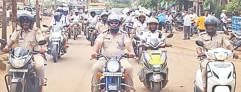 ರಸ್ತೆ ಸುರಕ್ಷತಾ ಅಭಿಯಾನದ ನಿಮಿತ್ತ  ಬಸವಕಲ್ಯಾಣದಲ್ಲಿ ಮಂಗಳವಾರ ಪಿಐ ಅಲಿಸಾಬ್​ನೇತೃತ್ವದಲ್ಲಿ ಬೈಕ್​ ರ್ಯಾಲಿ ನಡೆಸಲಾಯಿತು. ಪಿಎಸ್​ಐಗಳಾದ ಸಿದ್ದೇಶ್ವರ, ಸುರೇಶ ಹಜ್ಜರಗಿ, ಸುಚಾತಾ ಕುನಾಳೆ ಇತರರು ಭಾಗವಹಿಸಿದ್ದರು.