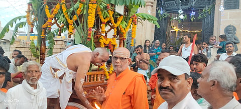 ಬೆಳವಡಿ ಗ್ರಾಮದ ವೀರಭದ್ರೇಶ್ವರ ಜಾತ್ರೆಗೆ ಸಿದ್ಧರಾಮೇಶ್ವರ ಶಿವಾಚಾರ್ಯ ಸ್ವಾಮೀಜಿ ಚಾಲನೆ ನೀಡಿದರು. ಮಹಾಂತೇಶ ಉಪ್ಪಿನ, ರಾಚಯ್ಯಸ್ವಾಮಿ ರೊಟ್ಟಯ್ಯನವರ ಇತರರಿದ್ದರು.