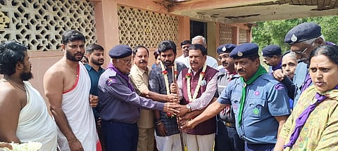 ದೊಡ್ಡಬಳ್ಳಾಪುರದ ಭಾರತ್​ ಸ್ಕೌಟ್ಸ್​ ಮತ್ತು ಗೈಡ್ಸ್​ ತರಬೇತಿ ಕೇಂದ್ರ ಉನ್ನತಿಕರಣಕ್ಕೆ ಸ್ಕೌಟ್ಸ್​ ಮತ್ತು ಗೈಡ್ಸ್​ ಮುಖ್ಯ ಆಯುಕ್ತ ಪಿ.ಜಿ.ಆರ್​.ಸಿಂಧ್ಯಾ, ಶಾಸಕ ಧೀರಜ್​ ಮುನಿರಾಜು ಭೂಮಿ ಪೂಜೆ ನೆರವೇರಿಸಿದರು. ರಾಜ್ಯ ಕಾರ್ಯದರ್ಶಿ ಗಂಗಪ್ಪ ಗೌಡ, ಪದಾಧಿಕಾರಿಗಳಾದ ಎಂ.ಎಸ್​.ಸತೀಶ್​, ಬಿ.ಕೆ.ಬಸವರಾಜ್​, ತಿರುಮಲ ರಾವ್​ ಇತರರು ಇದ್ದರು.