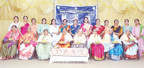 ಗೋಕಾಕ ನಗರದಲ್ಲಿ ಹಮ್ಮಿಕೊಂಡಿದ್ದ ಸಮಾರಂಭದಲ್ಲಿ ಹಿರಿಯ ನಾಗರಿಕರನ್ನು ಸನ್ಮಾನಿಸಲಾಯಿತು. ಅಮೃತಕ್ಕ ಮುನವಳ್ಳಿ, ಅನಸೂಯಾ ಧೂಳಾಯಿ, ವಿದ್ಯಾ ಮಗದುಮ್ಮ, ರಾಜೇಶ್ವರಿ ಕಲ್ಲೋಳ್ಳಿ ಇತರರಿದ್ದರು.