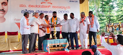 ಗೋಕಾಕ ನಗರದಲ್ಲಿ ಹಮ್ಮಿಕೊಂಡಿದ್ದ ಬಿಜೆಪಿ ಪ್ರಶಿಕ್ಷಣ ಮಹಾಭಿಯಾನದ  ಪ್ರಶಿಕ್ಷಣ ವರ್ಗವನ್ನು ಗಣ್ಯರು ಉದ್ಘಾಟಿಸಿದರು. ಸಂದೀಪ ದೇಶಪಾಂಡೆ, ಅಮರನಾಥ ಜಾರಕಿಹೊಳಿ, ಸುಭಾಸ ಪಾಟೀಲ, ಭೀಮಶಿ ಭರಮಣ್ಣವರ, ರಾಜೇಂದ್ರ ಗೌಡಪ್ಪಗೋಳ ಇತರರಿದ್ದರು.