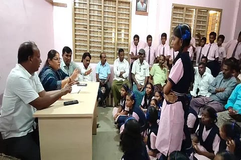 ಆನವೇರಿ ಮುರಾರ್ಜಿ ವಸತಿ ಶಾಲೆ ಅವ್ಯವಸ್ಥೆಗೆ ಸಂಬಂಧಿಸಿ ಇಲಾಖೆ ಜಿಲ್ಲಾಧಿಕಾರಿ ಶೋಭಾ ಅವರು ಗ್ರಾಪಂನಲ್ಲಿ ನಡೆದ ಸಭೆಯಲ್ಲಿ ಮಕ್ಕಳ ಅಹವಾಲು ಆಲಿಸಿದರು. ನಾಗರಾಜ್, ತಿಪ್ಪೇಶ್, ದಾನಶೇಖರಪ್ಪ, ಮಲ್ಲೇಶಪ್ಪ ಇತರರಿದ್ದರು.