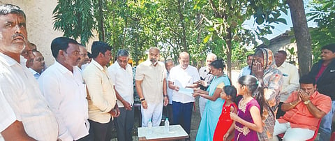  ವಿದ್ಯುತ್ ಸಹಕಾರ ಸಂಘದ ನೌಕರ ನಿಧನರಾದ ಹಿನ್ನೆಲೆಯಲ್ಲಿ ವಾರಸುದಾರರಿಗೆ ಮಂಜೂರಾದ ವಿಮಾ ಚೆಕ್ ಅನ್ನು ರಮೇಶ ಕತ್ತಿ ವಿತರಿಸಿದರು. ಮಹಾವೀರ ನಿಲಜಗಿ, ಸತ್ಯಪ್ಪ ನಾಯಿಕ, ನೇಮಿನಾಥ ಖೇಮಲಾಪೂರೆ ಇತರರಿದ್ದರು.