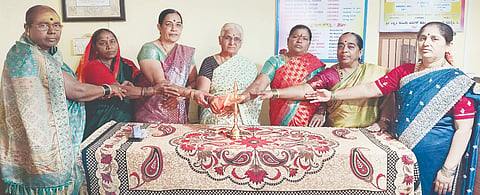 ಇಟಗಿಯ ಲಕ್ಷ್ಮೀ ಮಹಿಳಾ ಸಹಕಾರ ಸಂಘದ ಕಚೇರಿಯಲ್ಲಿ ಹಮ್ಮಿಕೊಂಡಿದ್ದ ಮಹಿಳಾ ದಿನಾಚರಣೆ ಕಾರ್ಯಕ್ರಮವನ್ನು ಅಧ್ಯಕ್ಷೆ ಅಂಜನಾ ಹೊನ್ನಿದಿಬ್ಬ ಉದ್ಘಾಟಿಸಿದರು. ವಿಜಯಲಕ್ಷ್ಮೀ ತುರಮರಿ, ಶಾಂತವ್ವ ಮಜಗಾವಿ ಇತರರು ಇದ್ದರು.