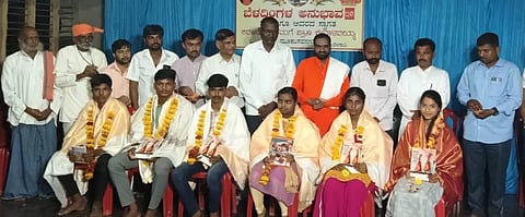 ಇಟಗಿ ಸಮೀಪದ ಮೂಕಬಸವ ನಗರದಲ್ಲಿ ಈಚೆಗೆ ಹಮ್ಮಿಕೊಂಡಿದ್ದ ಕಾರ್ಯಕ್ರಮದಲ್ಲಿ ಎಸ್‌ಎಸ್‌ಎಲ್‌ಸಿ ಪರೀಕ್ಷೆಯಲ್ಲಿ ಹೆಚ್ಚು ಅಂಕ ಪಡೆದ ವಿದ್ಯಾರ್ಥಿಗಳನ್ನು ಸನ್ಮಾನಿಸಲಾಯಿತು. ಗುಲಾಬಸಾಬ್ ಬಾಳೇಕುಂದ್ರಿ, ಅಭಿಷೇಕ ಅರಳಿಮರದ, ಬಸವರಾಜ ರಾಮಜಿ ಇತರರಿದ್ದರು.
