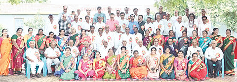 ಸನ್ಮತಿ ವಿದ್ಯಾಲಯದಲ್ಲಿ ಹಮ್ಮಿಕೊಂಡಿದ್ದ ಗುರು ವಂದನೆ, ಸ್ನೇಹ ಸಮ್ಮಿಲನ ಕಾರ್ಯಕ್ರಮದಲ್ಲಿ ವಿನೋದ ಬರಗಾಲೆ, ಬಿ.ಬಿ.ಪಾಟೀಲ, ಅಕ್ಕಾತಾಯಿ ಮುಜಾವರ ಹಾಗೂ ಹಳೆಯ ವಿದ್ಯಾರ್ಥಿಗಳು ಇದ್ದರು.