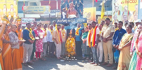 ಕಾಗವಾಡ ಪಟ್ಟಣದ ಚನ್ನಮ್ಮ ವೃತ್ತದಲ್ಲಿ ತಾಲೂಕಾಡಳಿತ, ವಿವಿಧ ಶಿಕ್ಷಣ ಸಂಸ್ಥೆಗಳು ಮತ್ತು ಕನ್ನಡಪರ ಸಂಘಟನೆಗಳಿಂದ ಶುಕ್ರವಾರ ಸಂಗೊಳ್ಳಿ ರಾಯಣ್ಣ ಜ್ಯೋತಿ ಬರಮಾಡಿಕೊಂಡು ಮಾತನಾಡಿದರು.