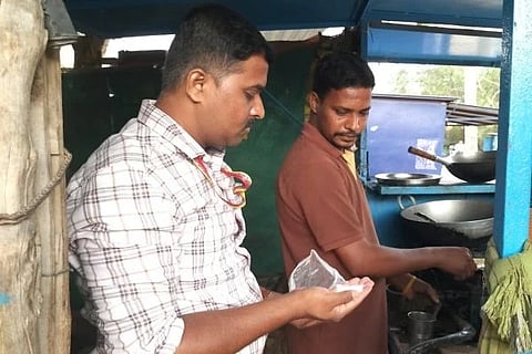 ಕೊಟ್ಟೂರಿನಲ್ಲಿ ಆಹಾರ ಸುರಕ್ಷತಾಧಿಕಾರಿ ಉದಯ ಮುದ್ದೇಬಿಹಾಳ ಅವರು ಹೋಟೆಲ್‌ಗಳ ಮೇಲೆ ದಾಳಿ ನಡೆಸಿ ಟೆಸ್ಟಿಂಗ್ ಪೌಡರ್, ಕಲರ್ ಪೌಡರ್ ವಶಕ್ಕೆ ಪಡೆದರು.