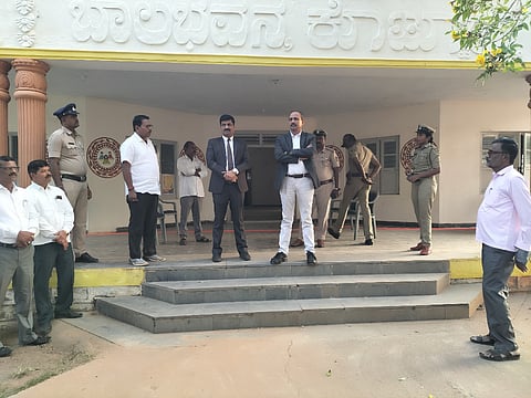 ಕೊಟ್ಟೂರು ಪಟ್ಟಣ ಪಂಚಾಯಿತಿ ಆವರಣದಲ್ಲಿ ನ್ಯಾಯಾಲಯ ಆರಂಭಕ್ಕೆ ಗುರುತಿಸಿರುವ ಕಟ್ಟಡವನ್ನು ವಿಜಯನಗರ ಜಿಲ್ಲಾ ಪ್ರಧಾನ ಮತ್ತು ಸತ್ರ ನ್ಯಾಯಾಧೀಶ ಕೆ.ಎಂ.ರಾಜಶೇಖರ ಪರಿಶೀಲಿಸಿದರು,