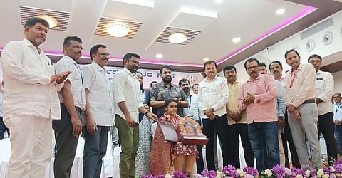 ಪ್ರತಿಭಾವಂತ ವಿದ್ಯಾರ್ಥಿಯನ್ನು ಭಾನುವಾರ ಸನ್ಮಾನಿಸಲಾಯಿತು. 