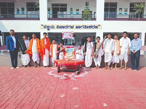 ಕಬ್ಬೂರು ಪಟ್ಟಣದ ಓಂ ಸೆಂಟ್ರಲ್ ಪಬ್ಲಿಕ್ ಶಾಲೆಯಲ್ಲಿ ಕನಕದಾಸ ಜಯಂತಿ ಆಚರಿಸಲಾಯಿತು. ಡಾ.ಮಹೇಂದ್ರ ಕೆ.ಆರ್., ರಾಜು ಮಹಿಪತಿ, ರಾಕೇಶ ನಾಯಕ, ಶಿವಾನಂದ ಚೌಗಲಾ ಇತರರಿದ್ದರು.
