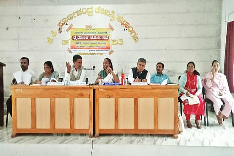 ಮೂಡಿಗೆರೆ ತಾಪಂ ಸಭಾಂಗಣದಲ್ಲಿ ನಡೆದ ತ್ರೈಮಾಸಿಕ ಕೆಡಿಪಿ ಸಭೆಯಲ್ಲಿ ಶಾಸಕಿ ನಯನಾ ಮೋಟಮ್ಮ ಮಾತನಾಡಿದರು.  